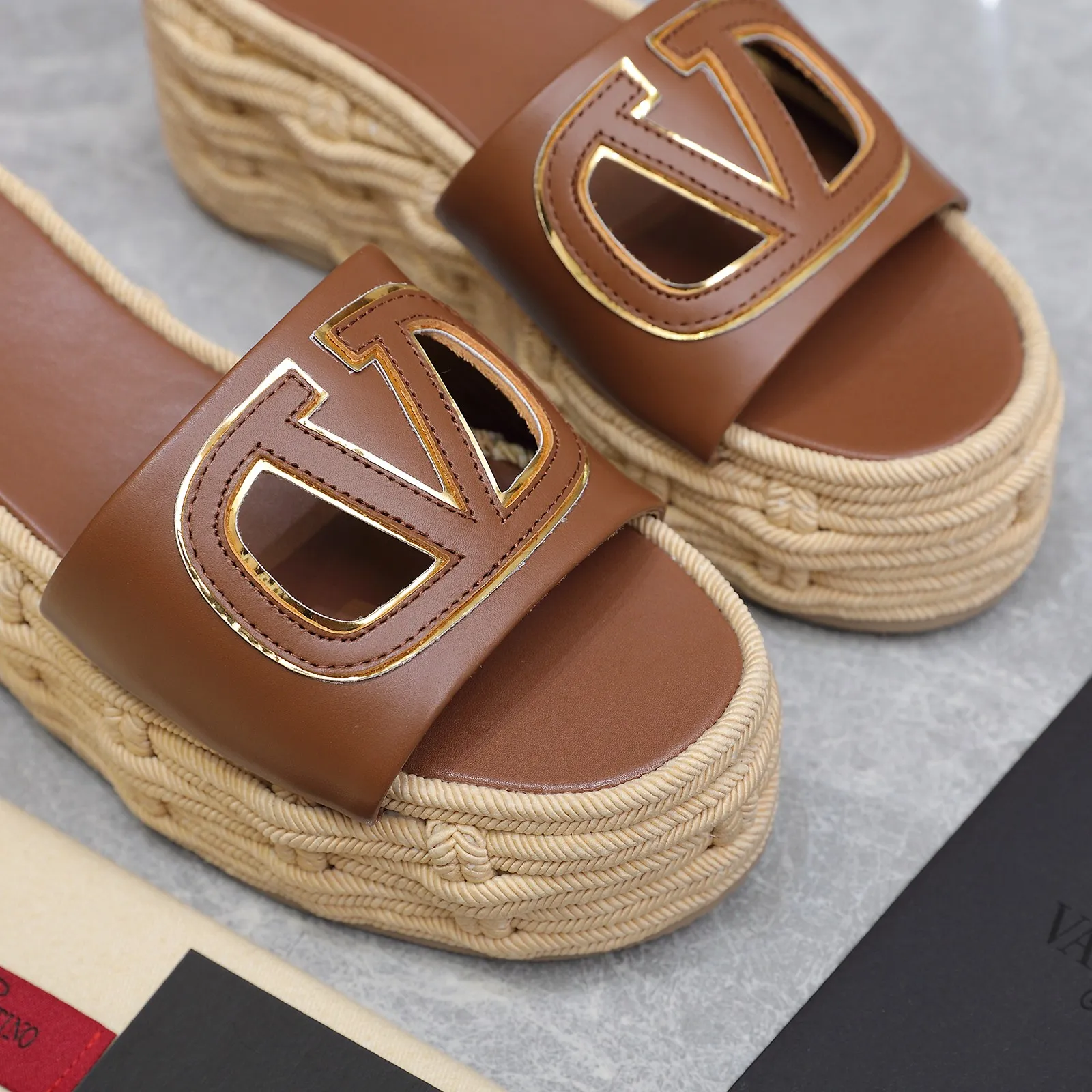 👟👟Ex-factory price 640👟👟The highest version💯💯💯 2024 early spring counter catwalk style updated simultaneously 💗Valentino💗Valentino Wedge hemp rope bottom slippers/follow-up sandals series ——————————Top version Super creative craft design highlights the brand’s unique style, luxury fashion and highly recognizable Exquisite round head, perfect side arc, extremely pure taste, ladylike temperament and full of femininity‼ ️ Upper: Made of imported cowhide. Lining: Made of mixed sheepskin. Italian imported cowhide outsole. Wedge heel back height: 8.5CM. Front height: 5.5CM. Code number: 35-41 (41 customized)